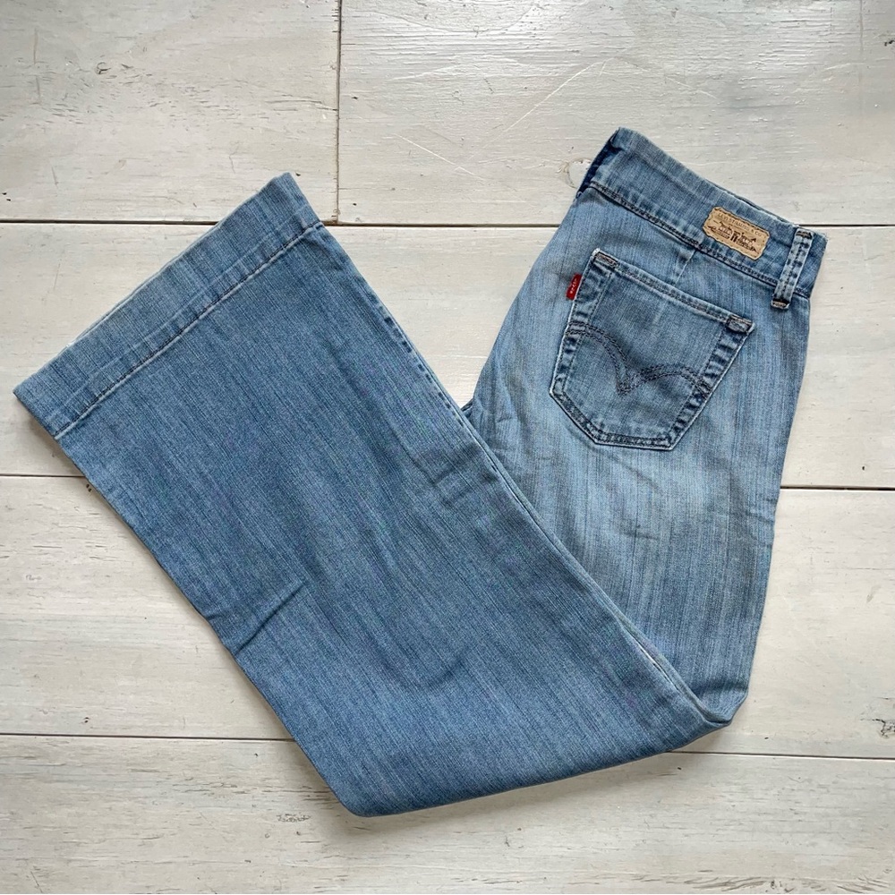 Levi's Women’s Light Wash Wide Flare Leg Jeans Size 4 Medium Vtg Retro Classic
